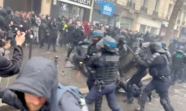زخمی شدن ۴۰۶ افسر پلیس در درگیری با معترضان فرانسوی