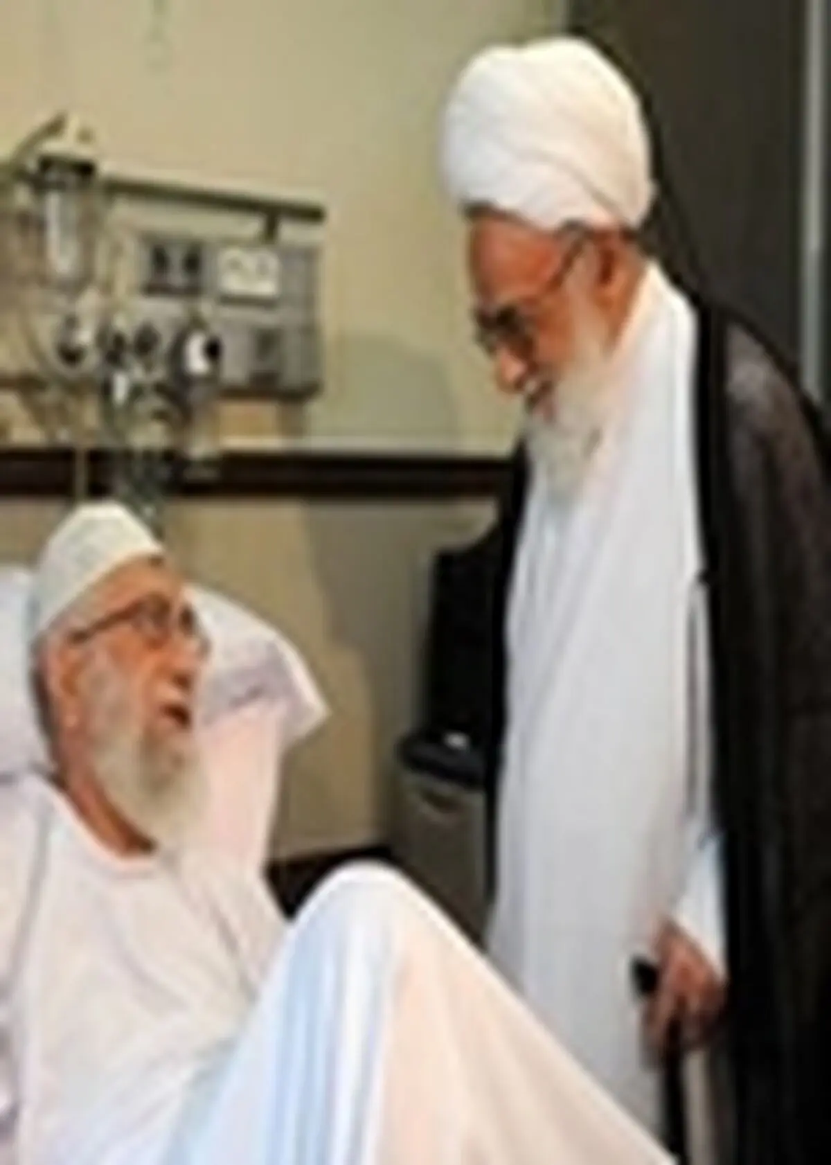 آیت الله گرامی از رهبر انفلاب عیادت کرد