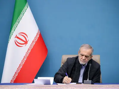 بزشكيان يبلغ قانون التعاون في مجال السكك الحديدية بين إيران وتركيا إلى وزارة الطرق