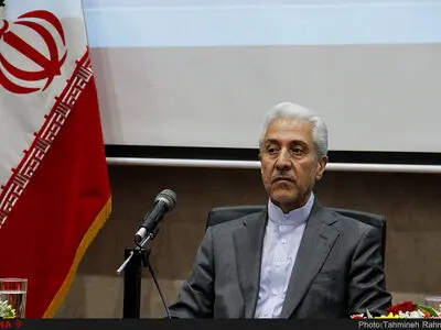 وزیر علوم از نمایندگان کارت زرد گرفت