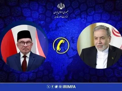 گفتگوی تلفنی وزیر امور خارجه جمهوری اسلامی ایران با نخست وزیر مالزی 

