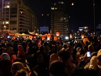 تظاهرات گسترده مادران لبنانی همراه با گل و روشن کردن شمع 