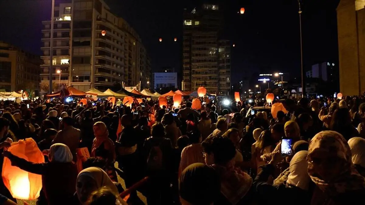 تظاهرات گسترده مادران لبنانی همراه با گل و روشن کردن شمع 