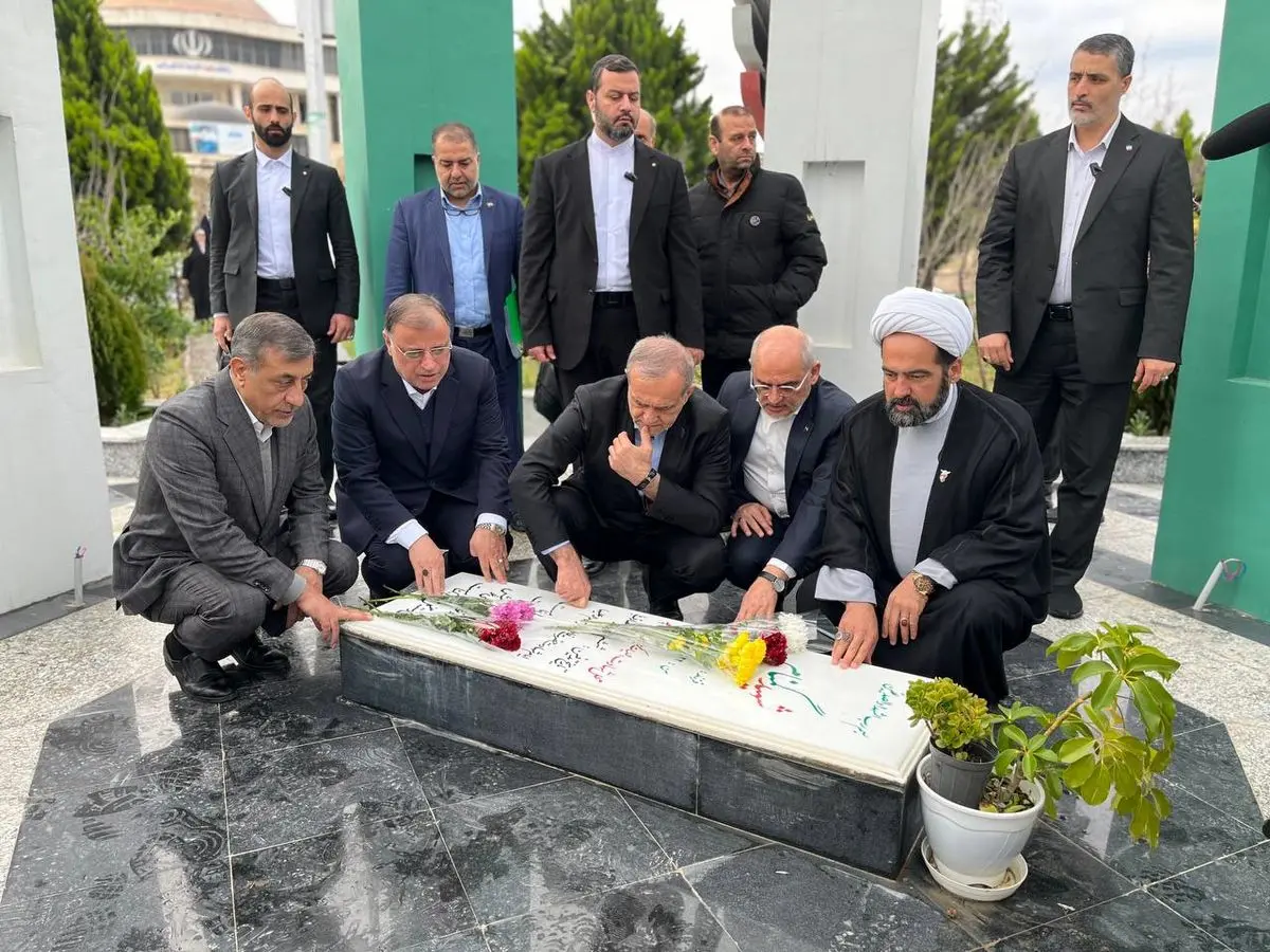 ادای احترام رئیس‌ جمهور به مقام شامخ شهدای استان گلستان