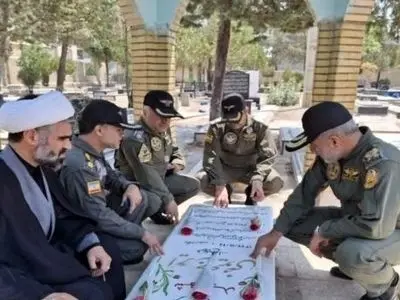 ادای احترام فرمانده هوانیروز ارتش به مقام شامخ شهید ایرج عیوضی