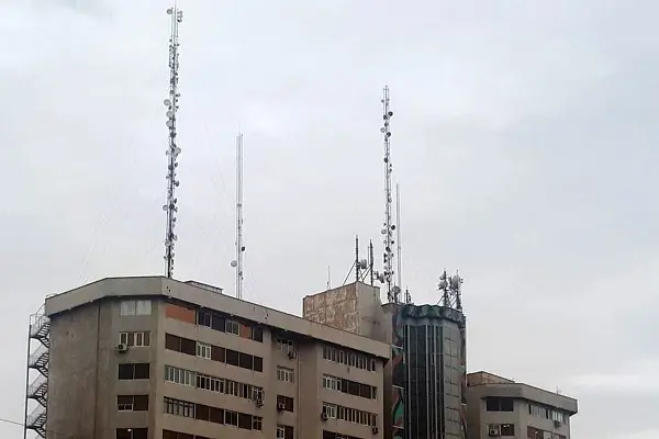 کلاف پیچیده نصب انبوه دکل مخابراتی بی‌مجوز در تهران/ احتمال کاهش سرعت اینترنت همزمان با جمع‌آوری دکل‌های غیرمجاز 