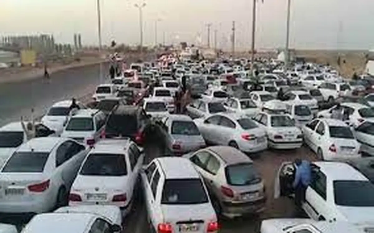 صف ۸ کلیومتری مسافران برای ورود به قشم+ فیلم