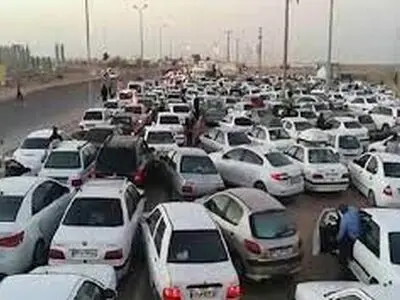 صف ۸ کلیومتری مسافران برای ورود به قشم+ فیلم