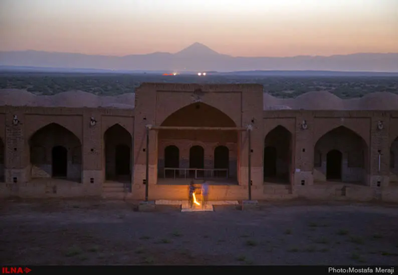 قله دماوند از بالای کاروانسرای دیر گچین واقع در استان قم