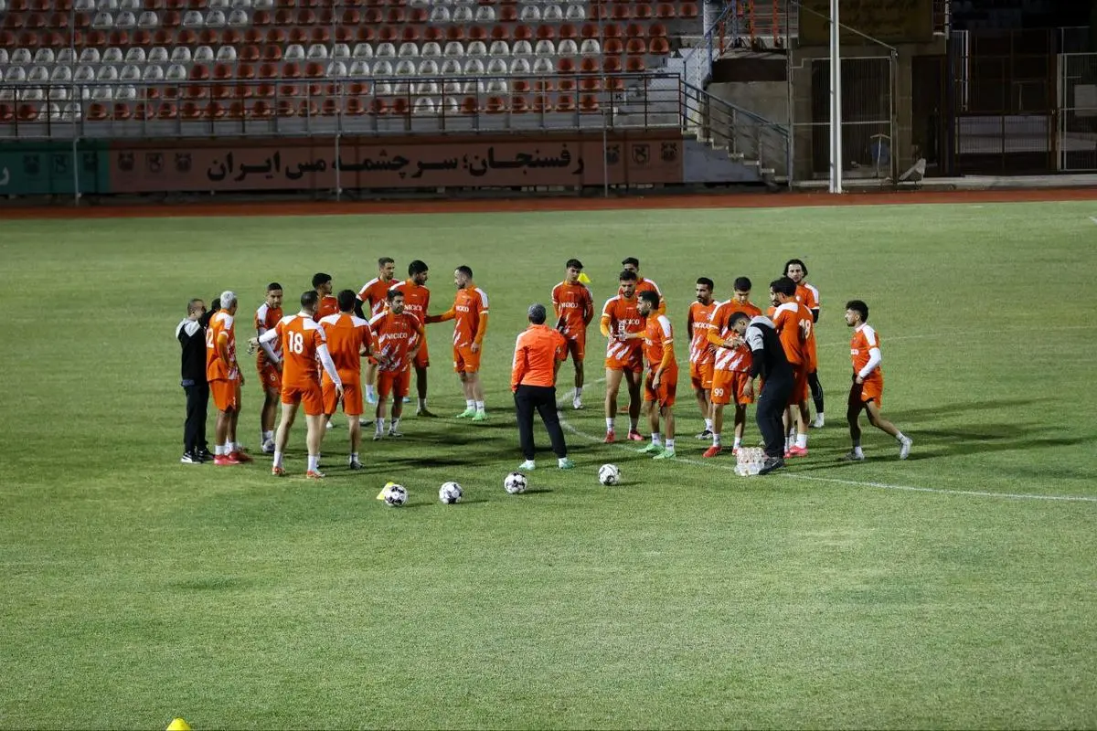 خطیبی باز هم مس را از روی سکو هدایت میکند!