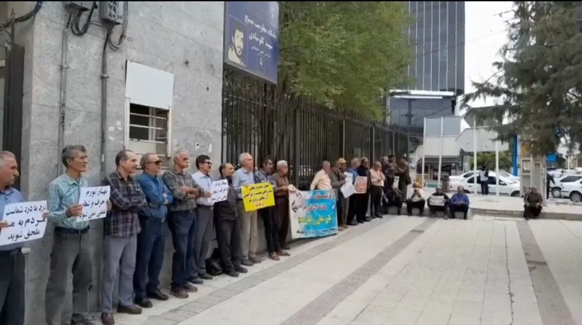 تجمع بازنشستگان کرمانشاه مقابل تأمین اجتماعی برای پیگیری مطالبات معیشتی و رفاهی