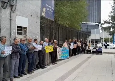 تجمع بازنشستگان کرمانشاه مقابل تأمین اجتماعی برای پیگیری مطالبات معیشتی و رفاهی