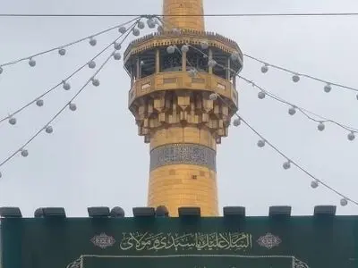 نصب کتیبه ولادت امام محمدباقر (ع) در حرم مطهر رضوی + فیلم