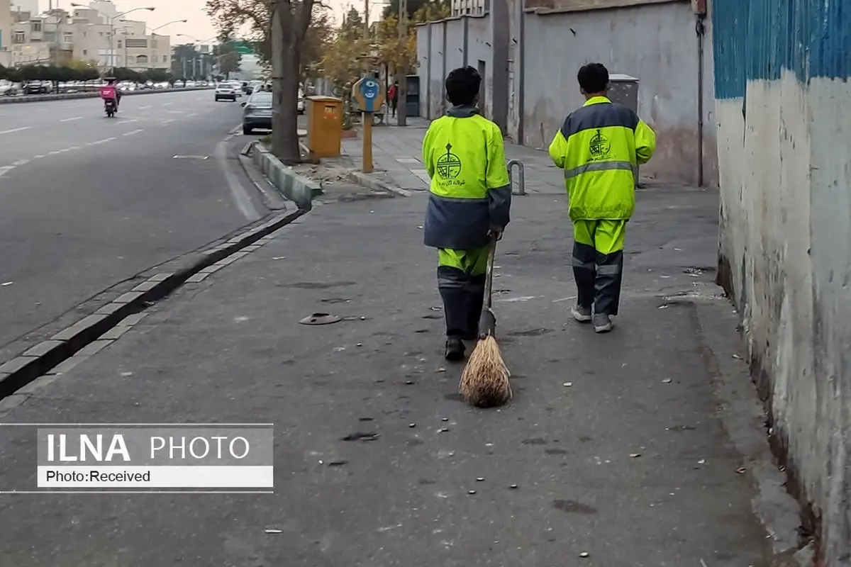 رفتگری افراد زیر ۱۸ سال در سطح شهر تهران همچنان ادامه دارد/ برای نظافت معابر عمدتا از اتباع بیگانه استفاده می‌شود