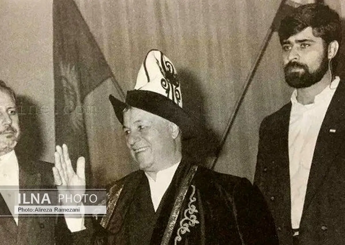 عکس: آیت الله هاشمی رفسنجانی با لباس قرقیزستانی!