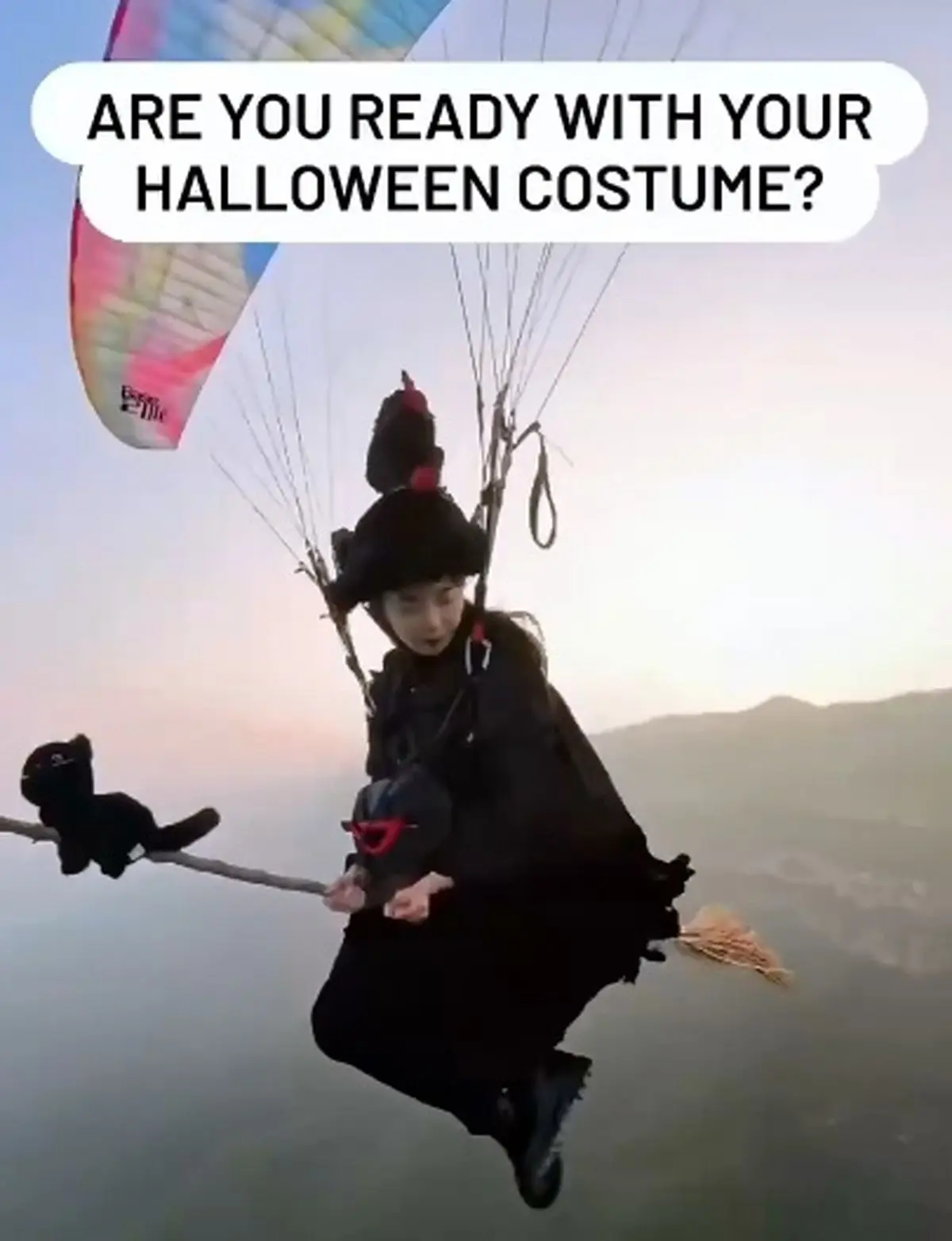 دختر چینی با جاروی مخصوص در روز هالووین به پرواز درآمد + فیلم