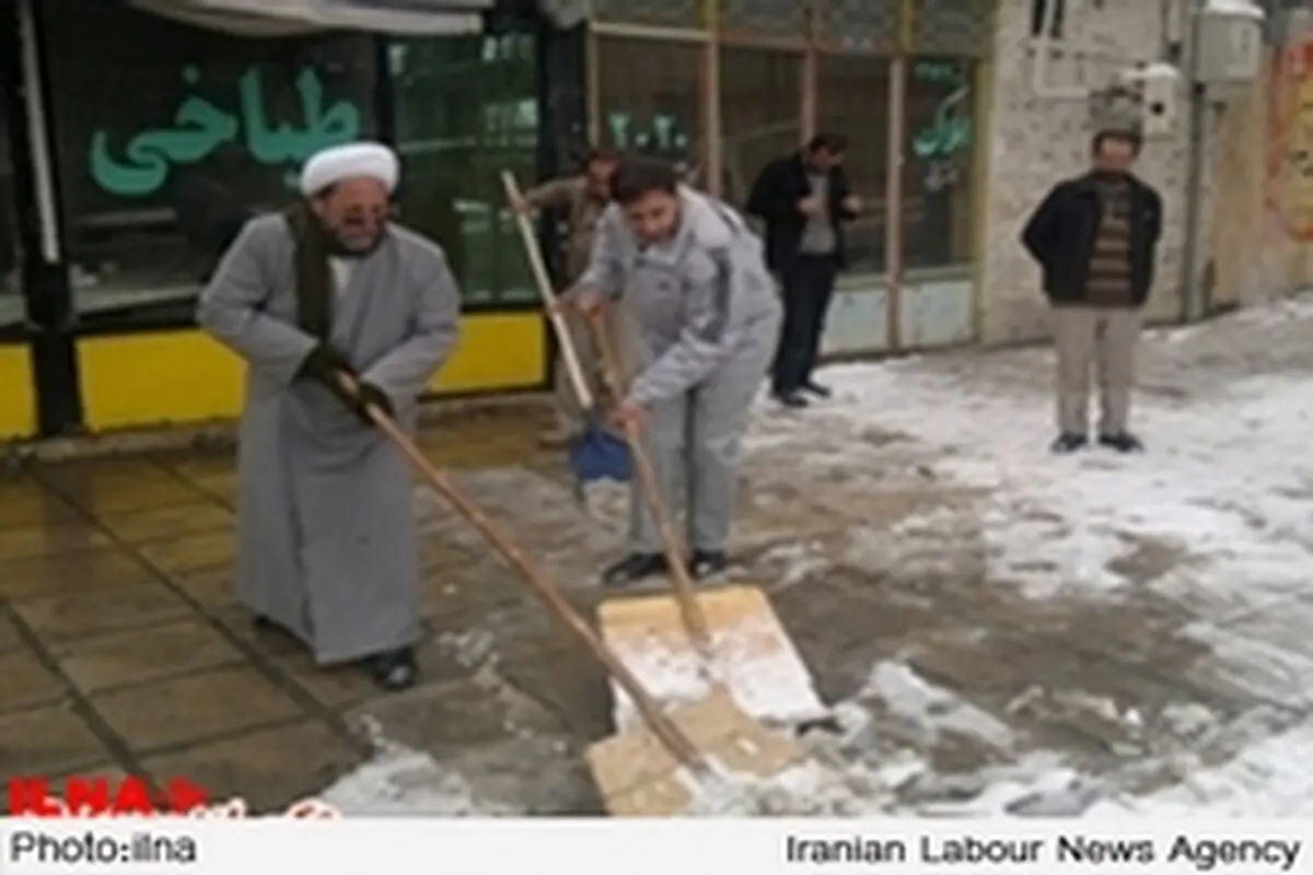 برف روبی معابر شهر گلپایگان توسط امام جمعه و رئیس فرهنگ و ارشاداسلامی