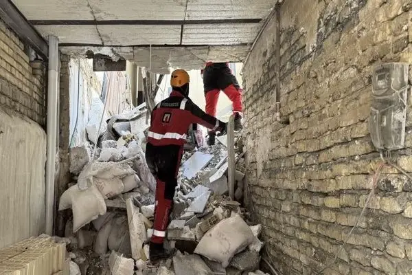 نجات معجزه‌آسای ۶ کارگر از زیر آوار در طبرسی شمالی مشهد