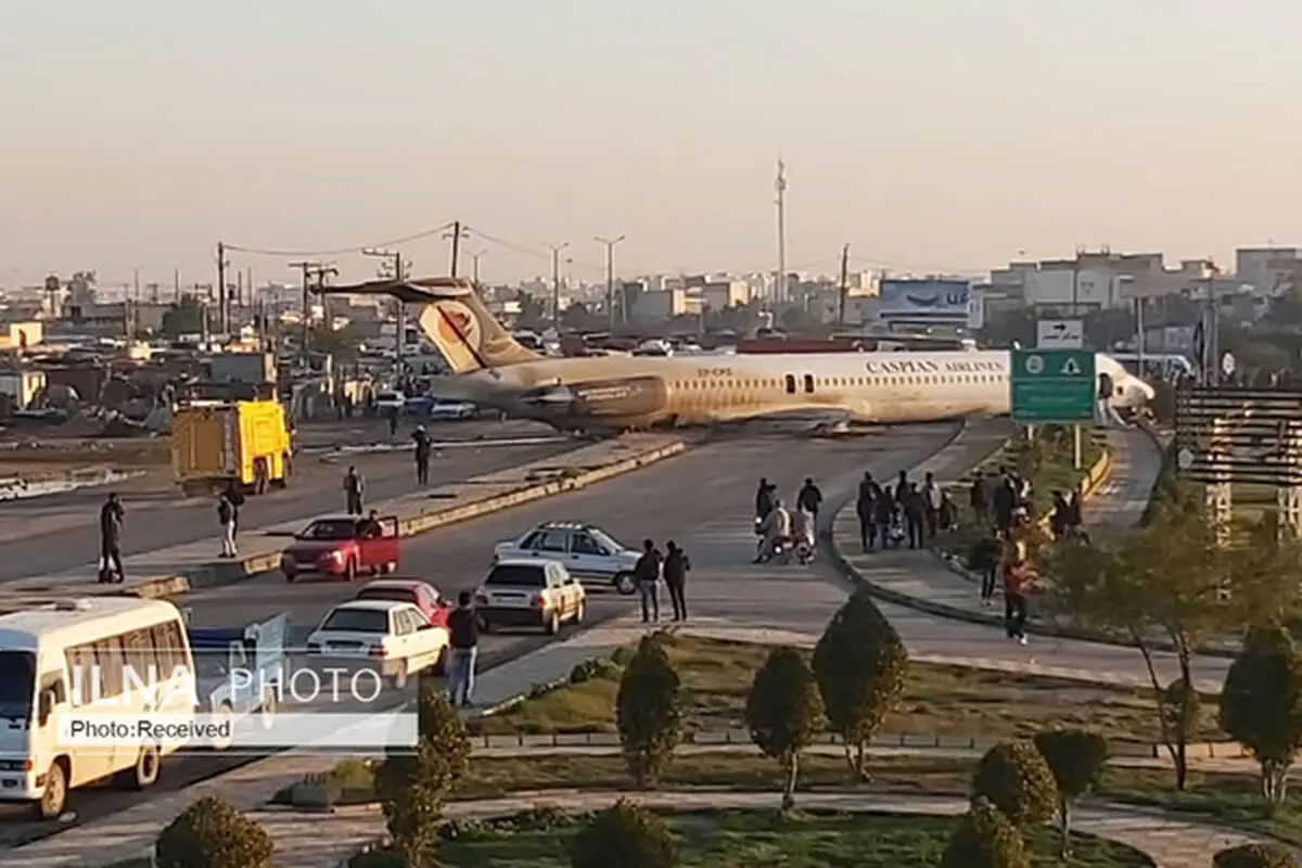 تقدیر از تیم انتقال هواپیمای حادثه دیده فرودگاه بندر ماهشهر/ عملیات مذکور یک مانور قدرت توسط صنایع پتروشیمی بود