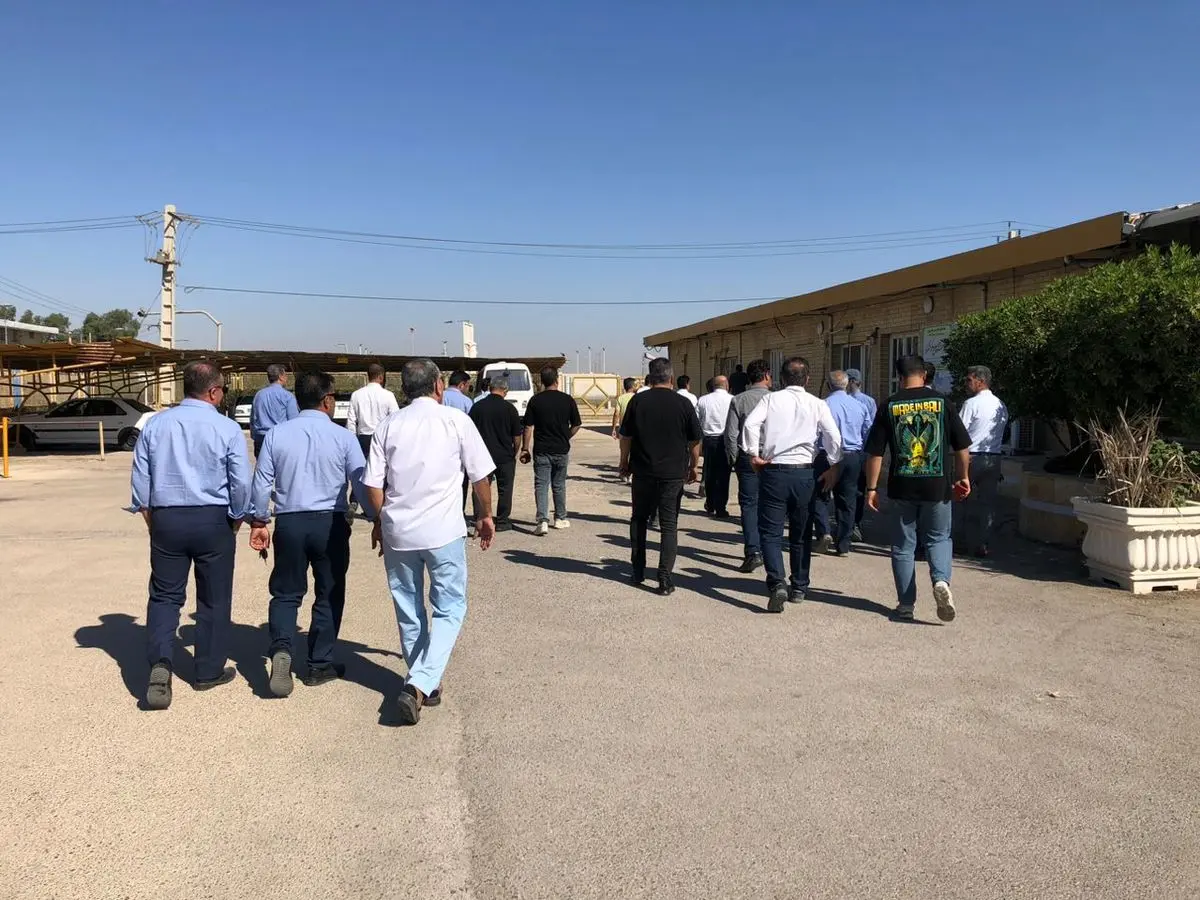 تجمع کارگران پایانه‌ها و مخازن پتروشیمی ماهشهر در اعتراض به اداره کار