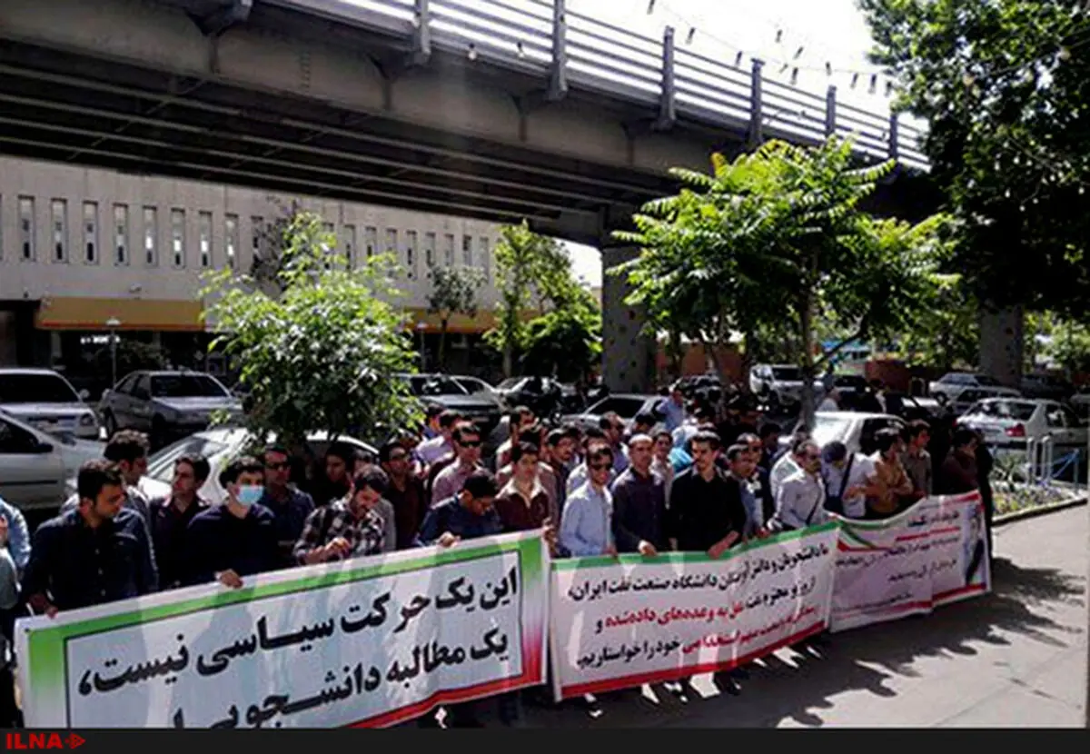 تجمع جمعی از معلمان حق التدرسی و کارگزاران بیمه کشاورزی مقابل مجلس