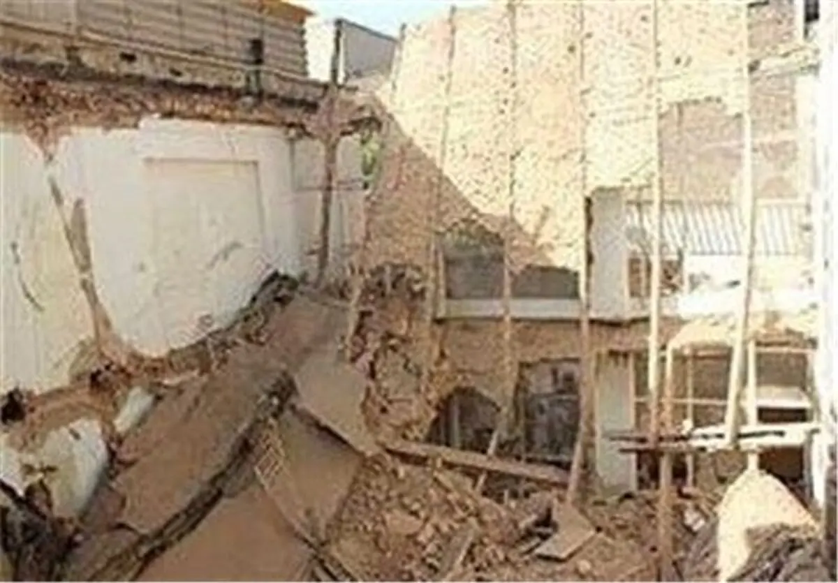 مصدومیت ۸ کارگر بر اثر ریزش آوار در یک ساختمان قدیمی