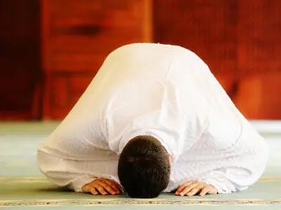 نماز روز یکشنبه ماه ذی‌القعده به چه طریق خوانده می‌شود؟