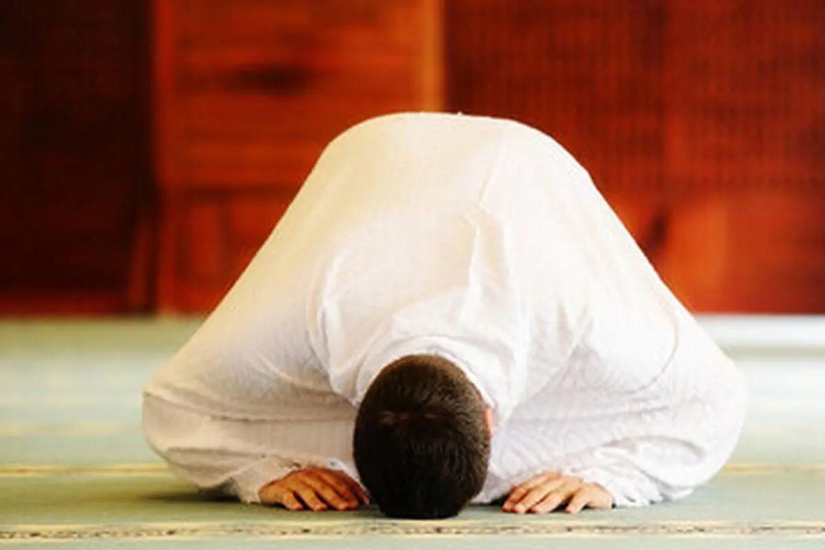 نماز روز یکشنبه ماه ذی‌القعده به چه طریق خوانده می‌شود؟
