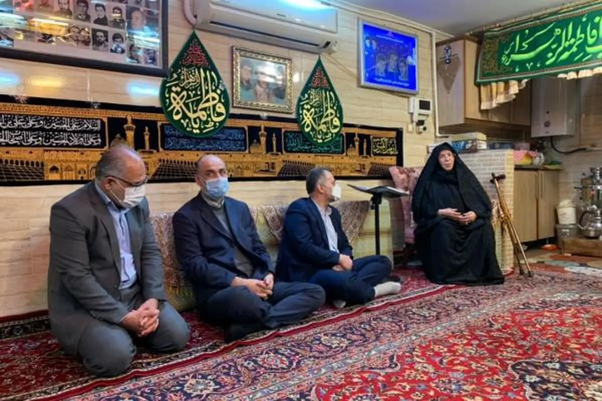 دیدار مدیرکل پزشکی قانونی استان تهران با مادر سه شهید
