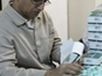 انتقاد از دریافت مبالغ کلان برای آموزش کارکنان فنی داروخانه‌ها
