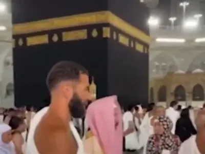 حضور کریم بنزما در مکه برای ادای حج + فیلم