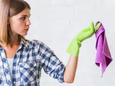 از بین بردن خط و خش میز شیشه ای و آینه با روش های طبیعی 