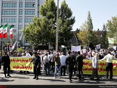چرا هزینه اشرافیت پزشکان را کارگران باید بپردازند/وزیر بهداشت از اصلی‌ترین نابودکنندگان درمان کارگران است/تشکیل زنجیره انسانی گرداگرد سازمان تامین اجتماعی+فیلم و عکس