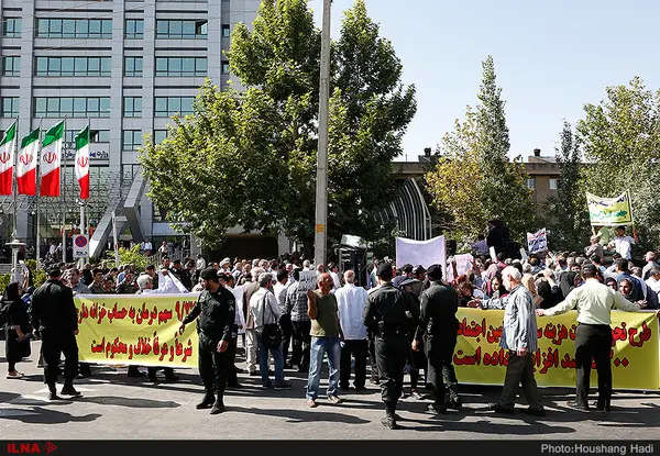 چرا هزینه اشرافیت پزشکان را کارگران باید بپردازند/وزیر بهداشت از اصلیترین نابودکنندگان درمان کارگران است/تشکیل زنجیره انسانی گرداگرد سازمان تامین اجتماعی+فیلم و عکس