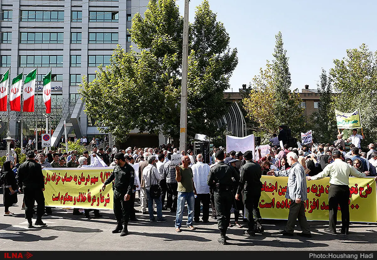 چرا هزینه اشرافیت پزشکان را کارگران باید بپردازند/وزیر بهداشت از اصلی‌ترین نابودکنندگان درمان کارگران است/تشکیل زنجیره انسانی گرداگرد سازمان تامین اجتماعی+فیلم و عکس