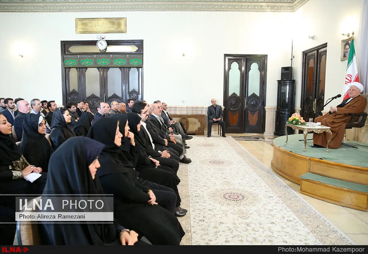 بعضی‌ها در داخل حیات سیاسی خویش را در حاشیه سازی می‌بینند