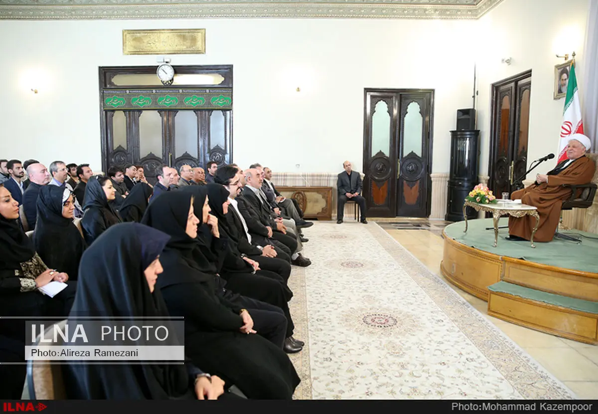 بعضی‌ها در داخل حیات سیاسی خویش را در حاشیه سازی می‌بینند