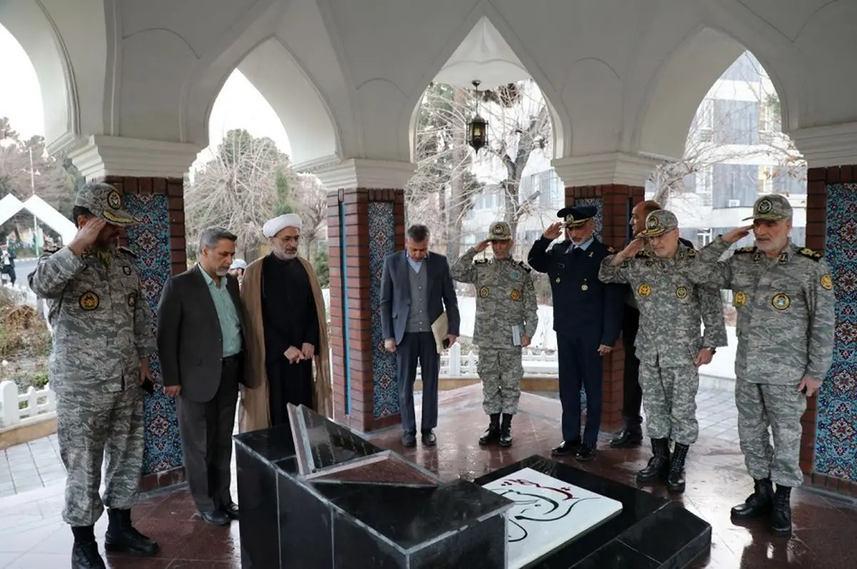 آئین غبارروبی و عطرافشانی مزار مطهر شهید گمنام در دانشگاه علوم پزشکی ارتش