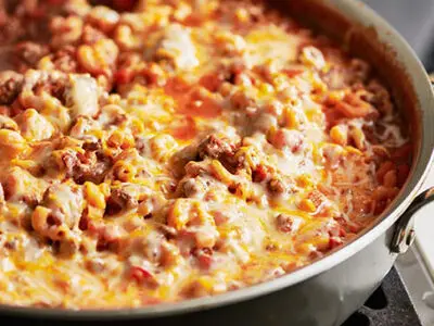 مک‌اند‌چیز با سس گوشت؛ غذای پرکالری ایتالیایی