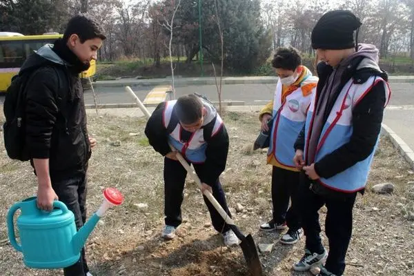 غرس ۲۰۰ اصله نهال توسط پادیاران جمعیت مبارزه با استعمال دخانیات در پارک پردیسان