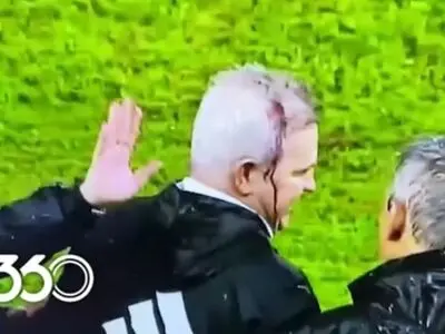 حمله با بطری به خاویر آگیره، سرمربی مکزیک توسط هواداران هندوراس + فیلم