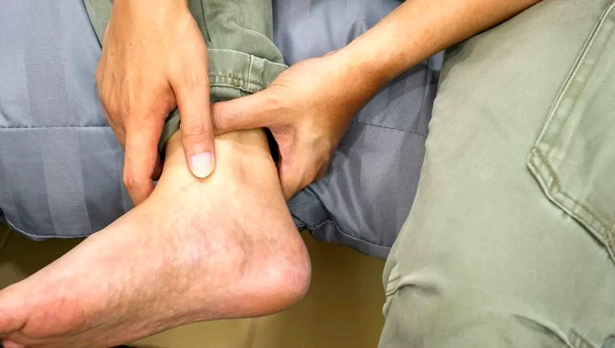 نشانههای هشدار دهنده سرطان ریه در پاها و دستها که نباید نادیده گرفت