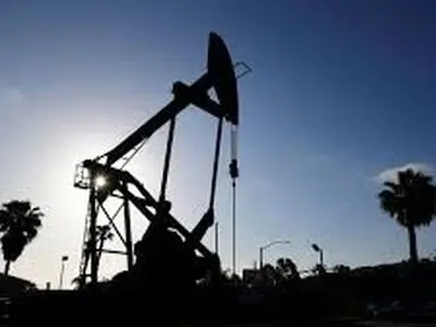 سقوط ۱۵ درصدی قیمت نفت آمریکا در بازارهای آسیایی