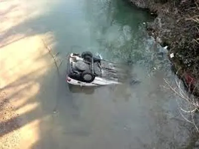 لحظه دلهره آور از نجات سرنشینان خودروی پرتاب شده به داخل رودخانه+فیلم