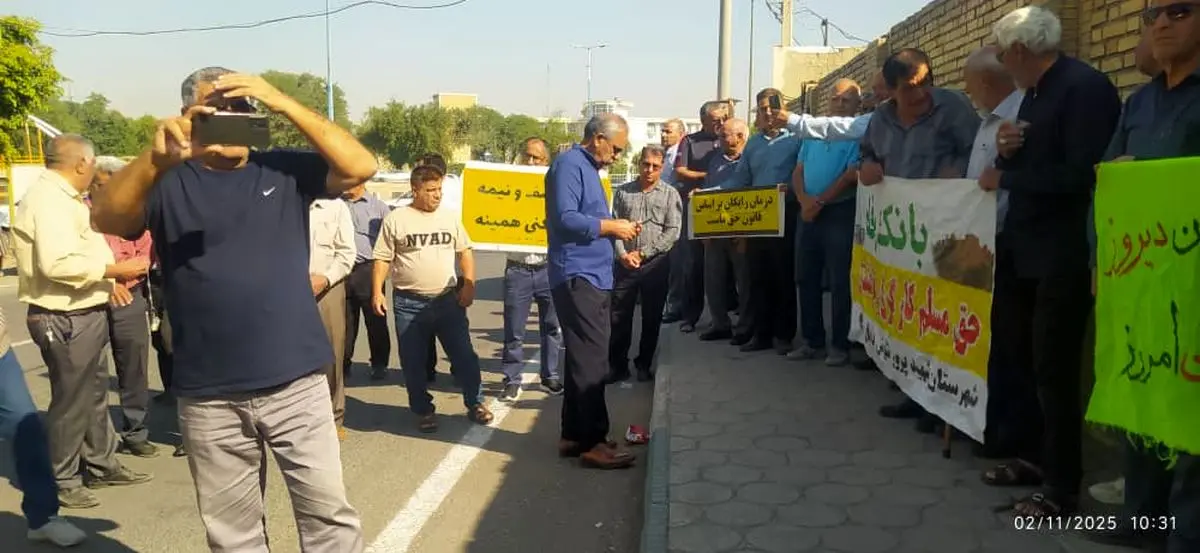 تجمع بازنشستگان تأمین اجتماعی شوش و هفت‌تپه مقابل فرمانداری شوش 