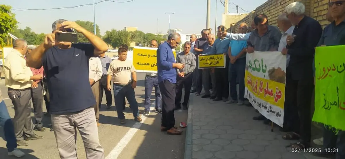 تجمع بازنشستگان تأمین اجتماعی شوش و هفت‌تپه مقابل فرمانداری شوش 
