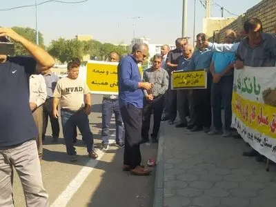 تجمع بازنشستگان تأمین اجتماعی شوش و هفت‌تپه مقابل فرمانداری شوش 