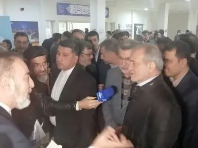  پزشکیان از نمایشگاه دارو و تجهیزات پزشکی بازدید کرد
