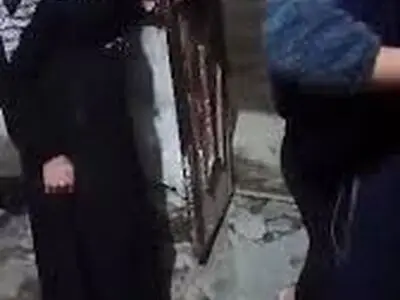 انتشار فیلم اجبار یک زن به بوسیدن پای مادرشوهرش در سوریه جنجال به‌پا کرد! + فیلم