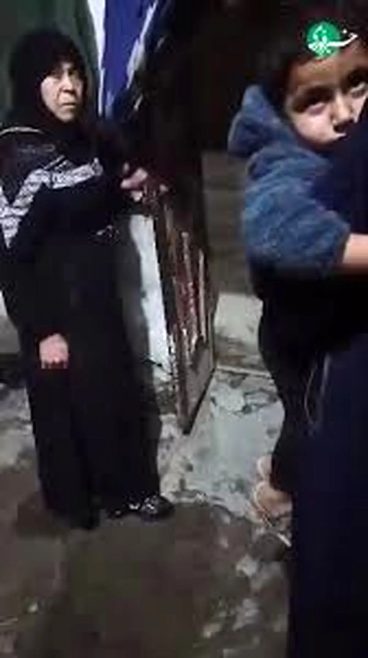 انتشار فیلم اجبار یک زن به بوسیدن پای مادرشوهرش در سوریه جنجال به‌پا کرد! + فیلم